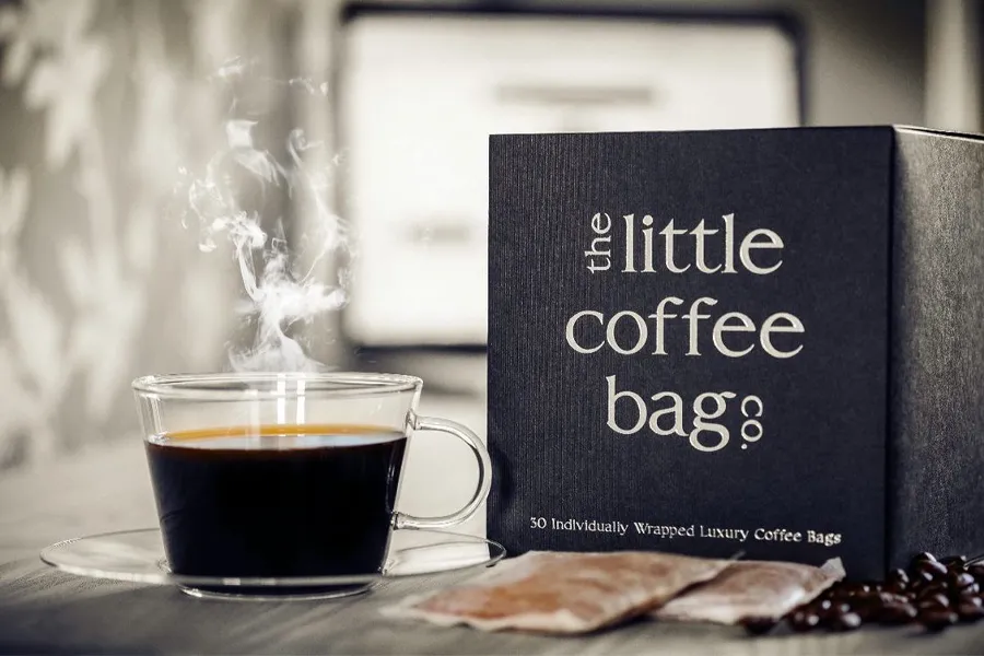 Tazza di caffè e packaging The Little Coffee Bag